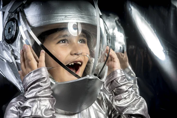Pojke som spelar för att bli en astronaut — Stockfoto