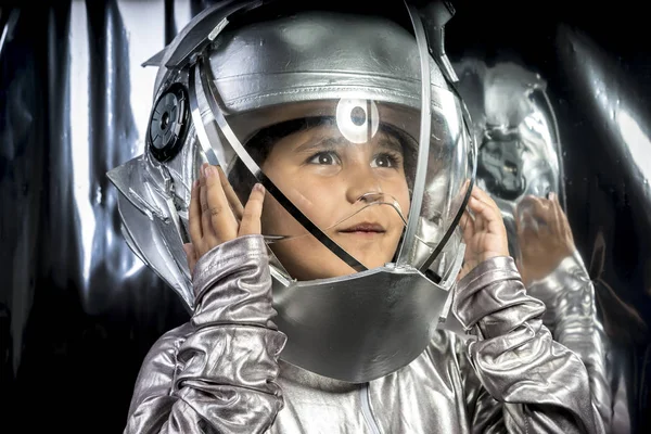 Menino jogando para ser um astronauta — Fotografia de Stock