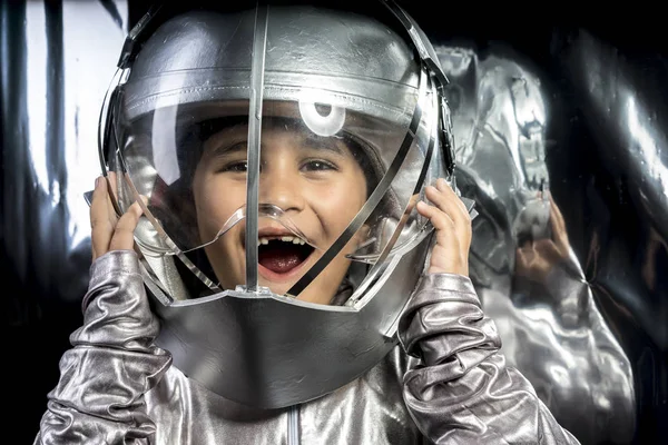 Jongen te spelen om te worden van een astronaut — Stockfoto