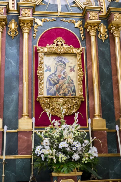 Beelden van maagden en voorstellingen van Christus — Stockfoto