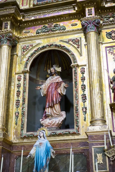 Beelden van maagden en voorstellingen van Christus — Stockfoto