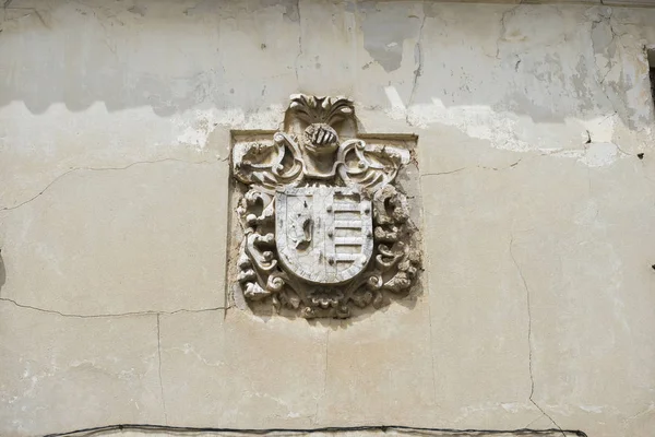 Escudo de armas de piedra en la fachada —  Fotos de Stock