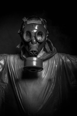 biohazard takım elbiseli adam