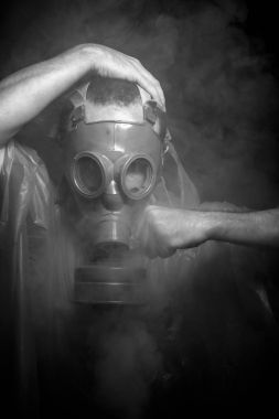 biohazard takım elbiseli adam