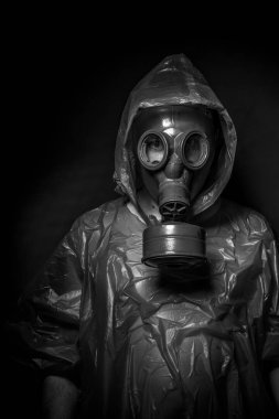 biohazard takım elbiseli adam