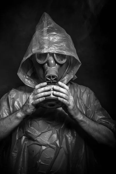 Biohazard takım elbiseli adam — Stok fotoğraf