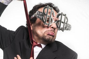 Dolar işareti ile gözlüklü işadamı