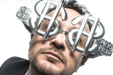 Dolar işareti ile gözlüklü işadamı