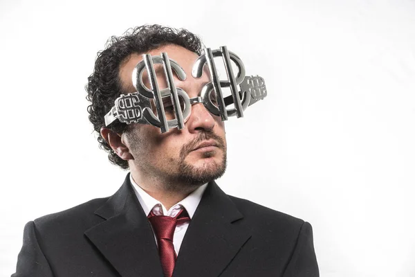 Бизнесмен в очках с долларовыми вывесками — стоковое фото