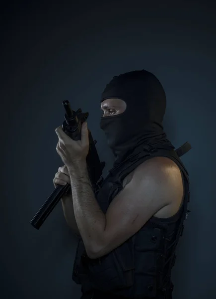 Terrorist in kogelvrij vest en bivakmuts — Stockfoto