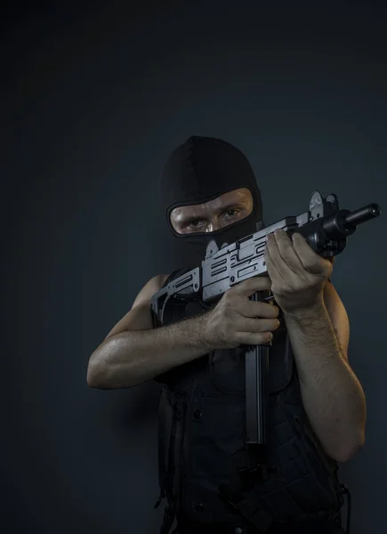 Terorista v neprůstřelnou vestu a kukla — Stock fotografie