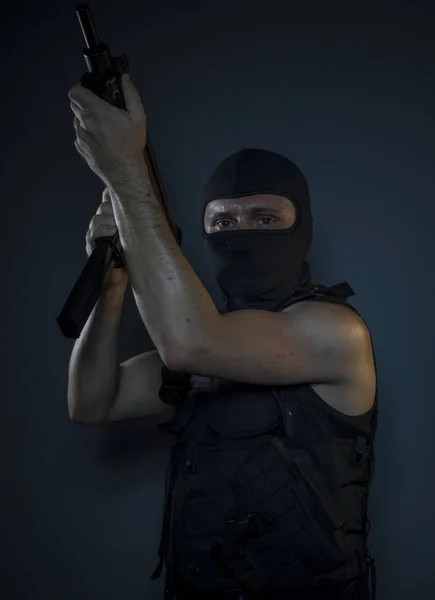 Террорист в бронежилете и балаклаве — стоковое фото