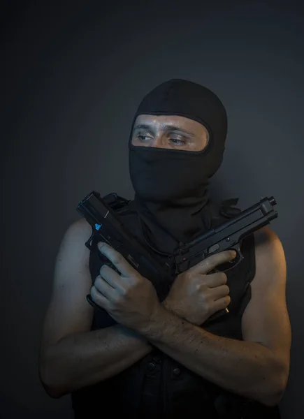 Terroristen i skottsäker väst och balaclava — Stockfoto