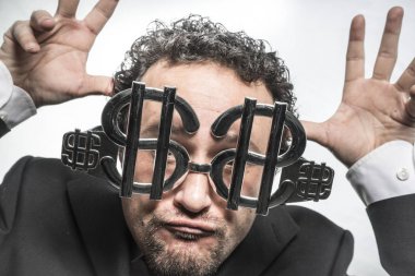 İşadamı dolar gözlüklü