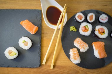 Suşi ahşap bir masa üzerinde 