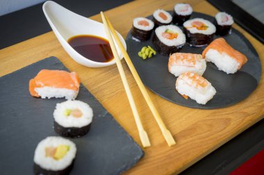 Suşi ahşap bir masa üzerinde 