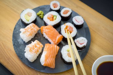 Suşi ahşap bir masa üzerinde 