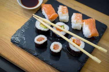 Suşi ahşap bir masa üzerinde 