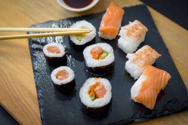 Suşi ahşap bir masa üzerinde 