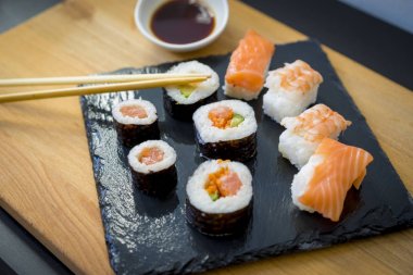 Suşi ahşap bir masa üzerinde 