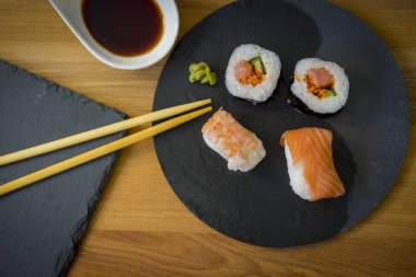 Suşi ahşap bir masa üzerinde 