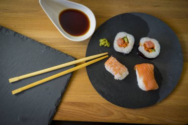 Suşi ahşap bir masa üzerinde 