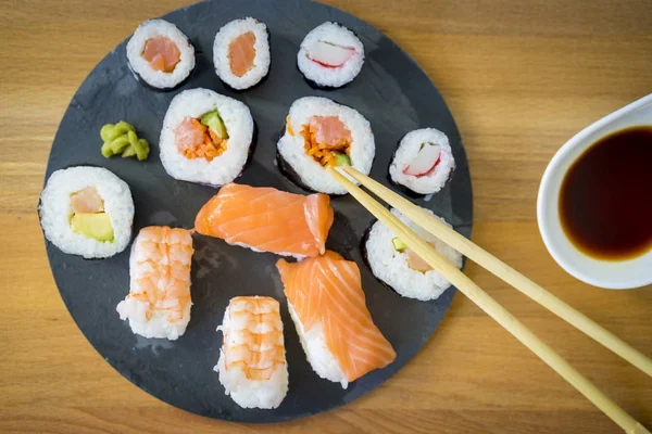 Suşi ahşap bir masa üzerinde 