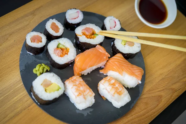 Suşi ahşap bir masa üzerinde 