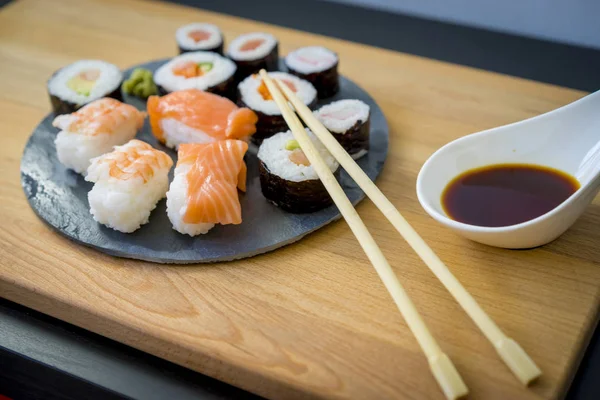 Suşi ahşap bir masa üzerinde 