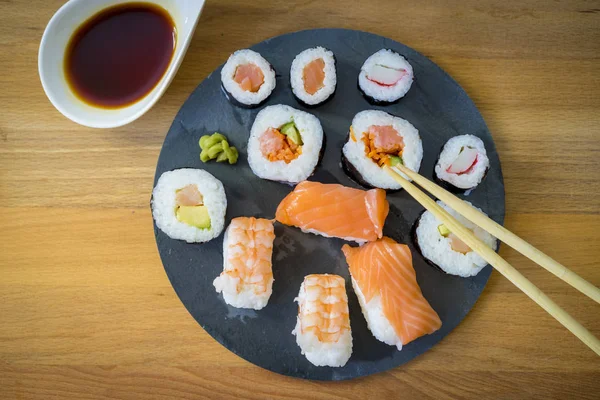 Suşi ahşap bir masa üzerinde 