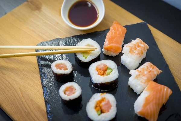 Sushi na dřevěný stůl — Stock fotografie