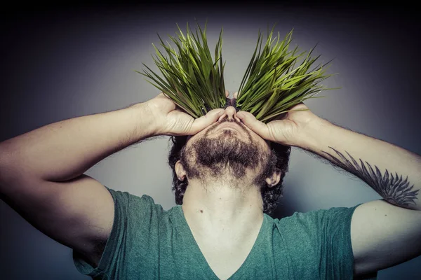 Uomo con erba negli occhi — Foto Stock