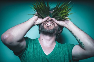 Gözlerinde Çim adam