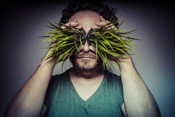 Muž s trávou v očích — Stock fotografie
