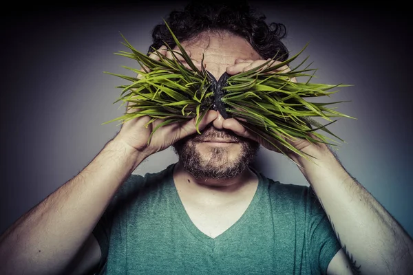 Uomo con erba negli occhi — Foto Stock