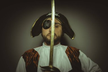 Adam göz yama ve çelik kılıç ile