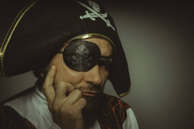 Sakallı korsan gibi giyinmiş