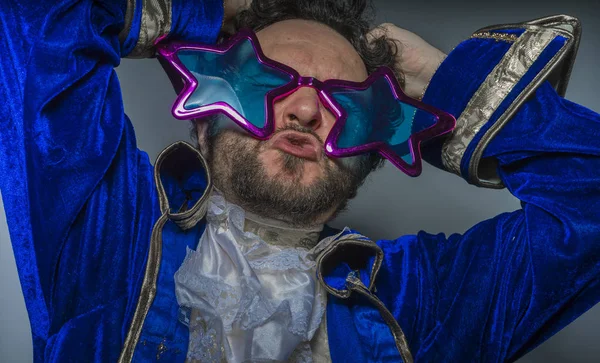 Hombre con gafas ridículas — Foto de Stock