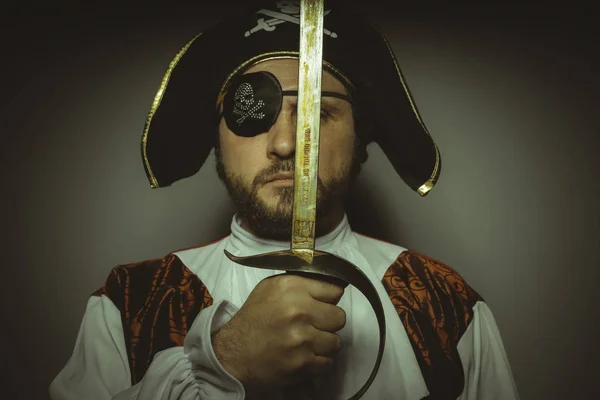 Homme à la barbe habillé comme un pirate — Photo