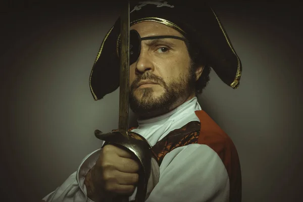 Mannen med skägg klädd som en pirat — Stockfoto