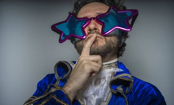 Man met baard, gekleed als een piraat — Stockfoto