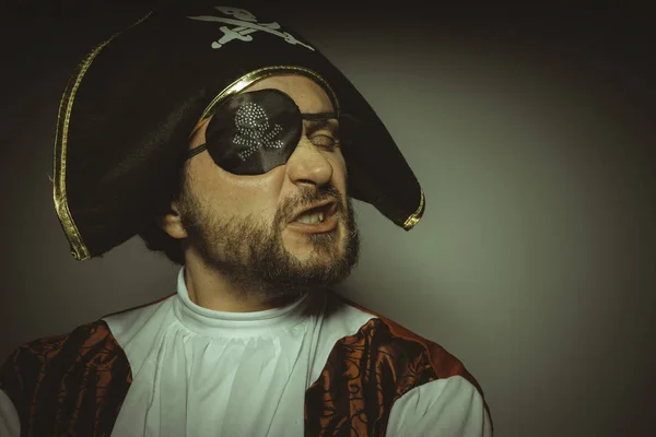 Człowieka z brodą, ubrany jak pirat — Zdjęcie stockowe
