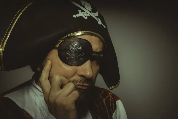 Mannen med skägg klädd som en pirat — Stockfoto
