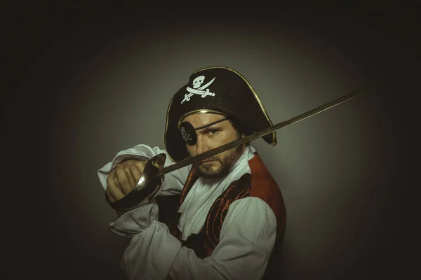 Человек с бородой, одетый как пират — стоковое фото