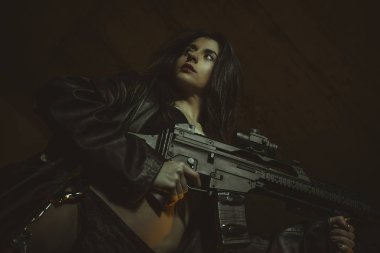 esmer kız silahlı ve tehlikeli 