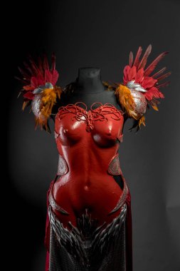 Kadınlar için kırmızı zırh