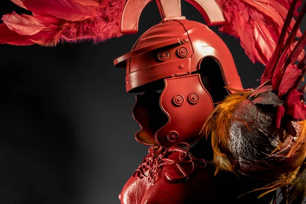 女性のためのローマのヘルメット赤鎧 — ストック写真