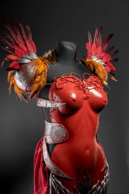 Kadınlar için kırmızı zırh