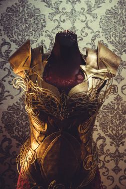 Kadın güçlü metal zırh, zırh