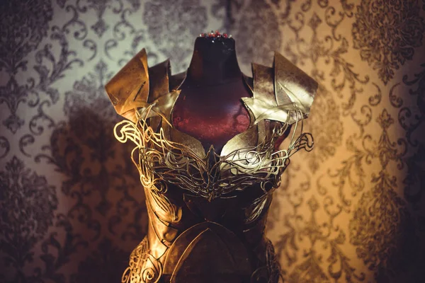 Naisen haarniska Vahva metalli rintakilpi — kuvapankkivalokuva